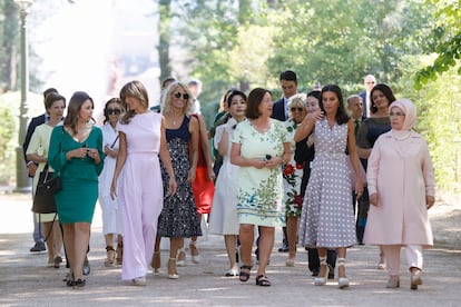 De izquierda a derecha, la primera dama de Malta, Lydia Bela; la mujer del presidente del Gobierno, Begoña Gómez; la esposa del secretario general de la OTAN, Ingrid Schulerud; la reina Letizia; y la primera dama turca, Emine Erdogan, pasean por los jardines de La Granja, durante los actos culturales para los acompañantes de los mandatarios que asisten a la cumbre de la OTAN.