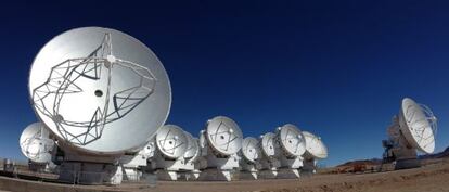 Las grandes antenas del radiotelescopio internacional ALMA, en los Andes chilenos, operan de modo sincronizado obteniendo una gran resolución en las observaciones.