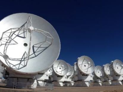 Las grandes antenas del radiotelescopio internacional ALMA, en los Andes chilenos, operan de modo sincronizado obteniendo una gran resoluci&oacute;n en las observaciones.
