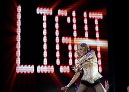 Madonna, el pasado día 8 en un concierto de su gira <i>Re-Invention</i> en Holanda.