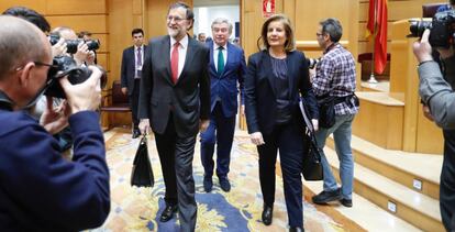 El presidente del gobierno Mariano Rajoy y la ministra de Empleo, Fatima Ba&ntilde;ez, en en el Senado 