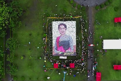 Partidarios de la consejera del estado de Myanmar Aung San Suu Kyi hacen un retrato en mosaico con pancartas durante un evento para celebrar su 74 cumpleaños, en Yangon, Myanmar.