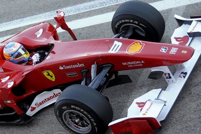A las 10:02 horas, el asturiano ha salido del garaje de Ferrari en el circuito valenciano. De rojo, salvo el caso azul.
