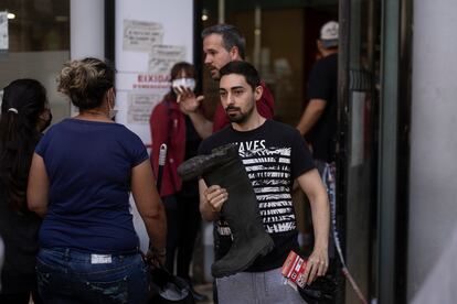 En la imagen, un vecino recibe una botas de agua tras una donación al Ayuntamiento de Aldaia.