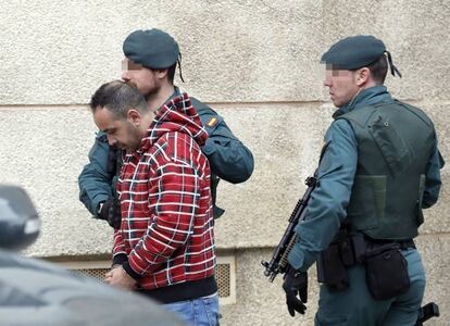 Uno de los detenidos por el asesinato del concejal de IU en Llanes, es conducido por miembros de la Guardia Civil en Bilbao.