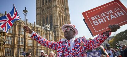 LONDON, ENGLAND - MARCH 29: A Pro Brexit supporter protests in favour of leaving the European Union outside the Houses of Parliament on March 29, 2019 in London, England. Today pro-Brexit supporters including the March To Leave joined together to protest at the delay to Brexit on the very day the UK and Northern Ireland should have left the European Union. Former UKIP leader Nigel Farage addressed the crowd along with Members of the European Parliament and other high profile Brexiteers. At the same time MPs voted against the Prime Minister's Brexit deal for the third time. (Photo by Kiran Ridley/Getty Images)