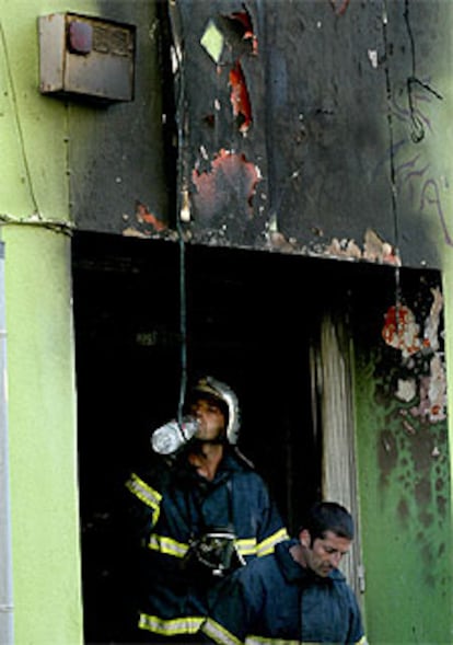 Dos de los bomberos que participaron en la extinción del fuego.