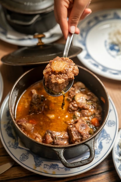 Rabo de toro servido en la Adega