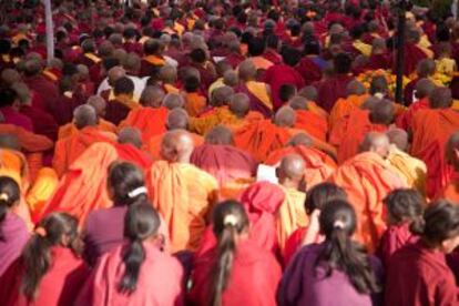 Monjes budistas durante una oración en Lumbini, Nepal.