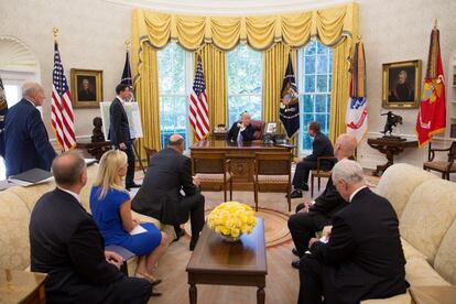 El presidente Donald J. Trump participa en una sesión informativa sobre los esfuerzos de recuperación del huracán Harvey el 31 de agosto de 2017.