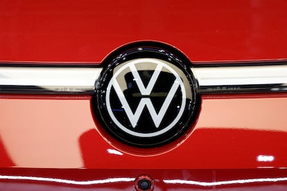 Logo de la marca Volkswagen en el Salón del Automóvil de París 2024.