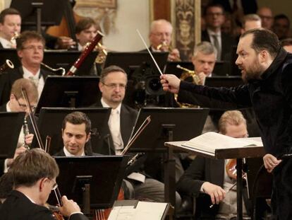 Andris Nelsons dirige a la Filarmónica de Viena durante el Concierto de Año Nuevo. 