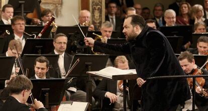 Andris Nelsons dirige a la Filarmónica de Viena durante el Concierto de Año Nuevo.