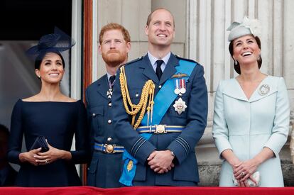 Harry y Meghan, Guillermo y Kate en el balcón de Buckingham en julio de 2018, antes de emprender caminos separados.