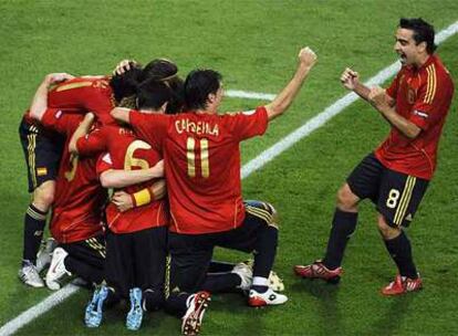 Xavi se acerca a sus compañeros para celebrar el gol de Torres frente a Alemania
