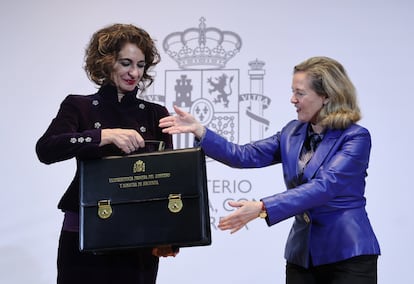 María José Montero (a la izquierda) recibe la cartera, de vicepresidenta primera del Gobierno y ministra de Hacienda, de manos de Nadia Calviño, el viernes