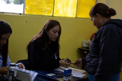Votantes se acercan a las meses en el Instituto Tecnológico Superior Central Técnico, en Quito.