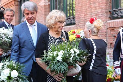 Manuela Carmena y Ángel Garrido, en la ofrenda floral por La Paloma.
