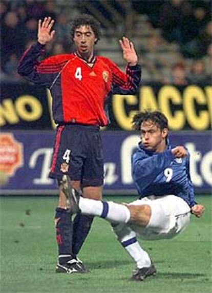 Marcelino, en 1998, en un partido con la selección española.