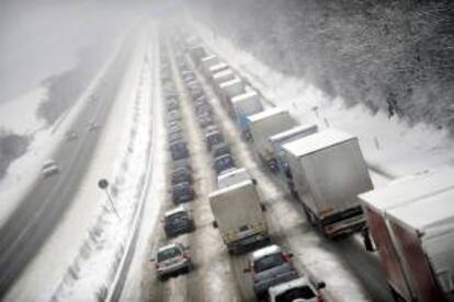 En la imagen de ayer, la autopista A7 presenta retenciones cerca de la localidad de Guxhagen en Alemania.