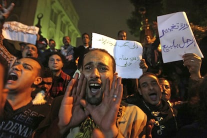 Decenas de personas protestan contra la política del presidente, Mohamed Mursi.