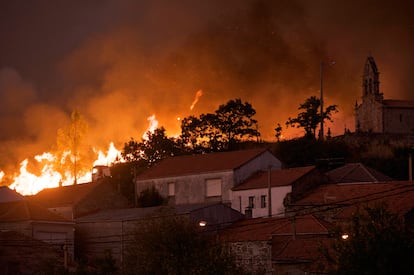 El incendio forestal cerca la localidad de Tosende, Ourense.