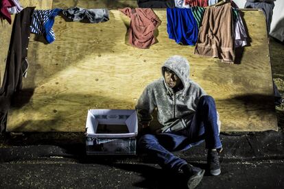 Los inmigrantes han utilizado las instalaciones del estadio para lavar su ropa, en medio de la incertidumbre por no saber cuál será su próxima parada.