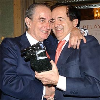 Juan José Lucas entrega el premio a Landelino Lavilla, ayer, en Madrid.