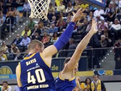 Elius Baez bloqueado por el jugador del Khimki Marco Popovic.