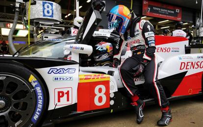 Alonso y Buemi conversan en el Toyota TS050, en Silverstone.