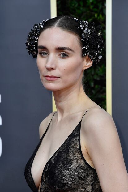 Detalle del espectacular peinado de Rooney Mara, que muchos interpretaron como un homenaje a la princesa Leia. La actriz eligió un vestido negro de Givenchy, una de sus firmas fetiche.