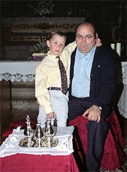 El cura párroco de El Espinar (Segovia), junto al niño bielorruso Aleksey Gromico, de ocho años.