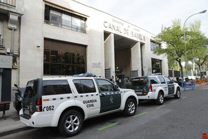 Fachada de la oficina del Canal de Isabel II en la calle Alcalá de Madrid, donde se ha realizado el registro del despacho del expresidente de la Comunidad de Madrid, Ignacio González.