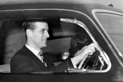 Felipe de Edimburgo, conduciendo con la entonces princesa Isabel en diciembre de 1951.