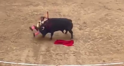 Morante de la Puebla, durante su cogida en Pontevedra, el domingo.