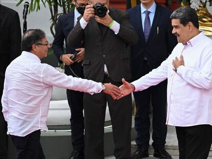 Gustavo Petro saluda a Nicolás Maduro en Caracas (Venezuela), el 1 de noviembre de 2022.