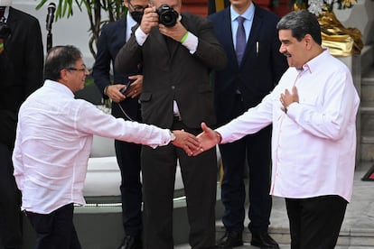 Gustavo Petro saluda a Nicolás Maduro en Caracas (Venezuela), el 1 de noviembre de 2022.