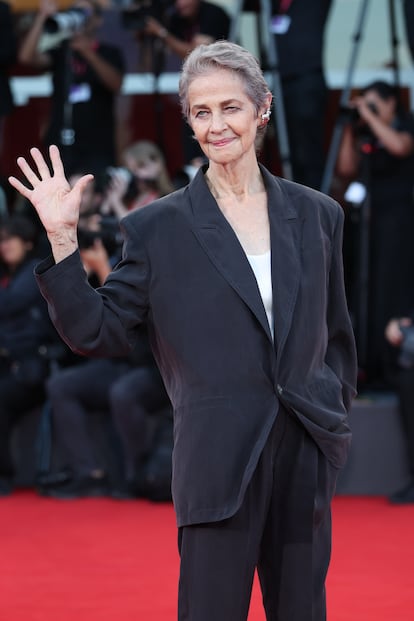 La legendaria Charlotte Rampling, quien también aparece en el film de Jim Jarmusch, con un minimalista y a la vez geométrico traje de Saint Laurent dio una lección de elegancia.