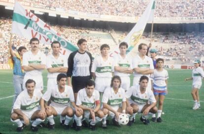 El 'once' del Elche en su última temporada en Primera División. Miguel es el portero y Robi, el ultimo por la derecha, de cuclillas.