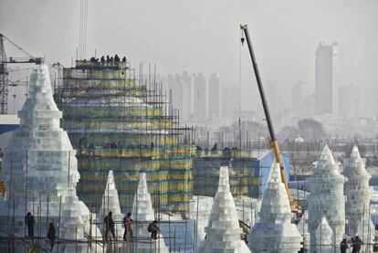 Impresiona la velocidad y la cantidad de gente empleada cada año para preparar el festival de hielo. Eso sí, a veces sorprende la falta de medidas de seguridad. No obstante, el parque no ha proporcionado datos sobre accidentes laborales.