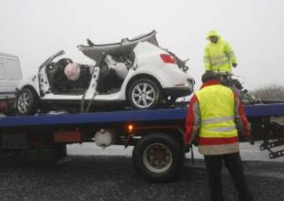 Una grúa retira uno vehículo involucrados en un accidente. EFE/Archivo