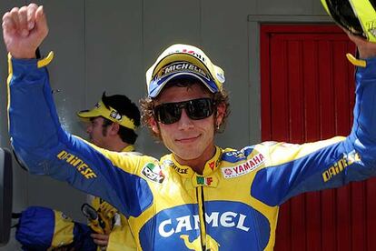 Valentino Rossi festeja la <i>pole position</i> obtenida ayer durante los entrenamientos del Gran Premio de Catalu?a.