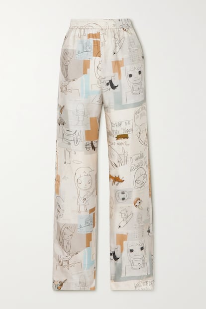 Stella McCartney se alía con el artista japonés Yoshitomo Nara para confeccionar estos pantalones de seda estampados con sus característicos dibujos. Los tienes aquí con un precio de 695€.