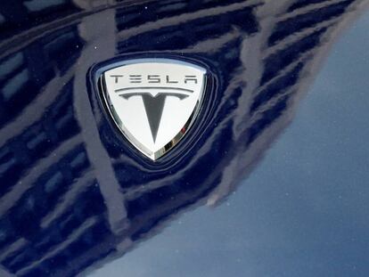 Así circula un Tesla Model 3 a más de 230km/h por una autopista