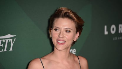 Scarlett Johansson recibió críticas porque iba a interpretar a una persona transexual.