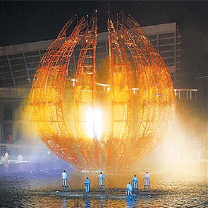 Escena del espectáculo con el que se cerró anoche en Barcelona la ceremonia de inaugufación del Fórum 2004.