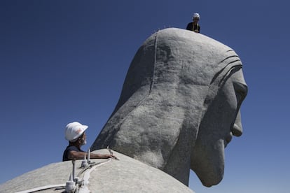 Trabajos de reparación de la estatua del Cristo Redentor en Río de Janeiro, Brasil.