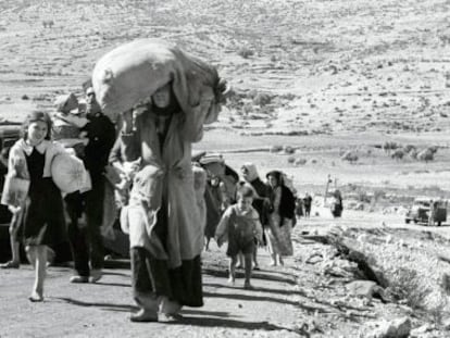 Ciudadanos &aacute;rabes cargan sus pertenencias en Palestina hace 50 a&ntilde;os.