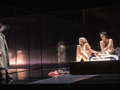 Marianne Crebassa observa a los dos amantes (Beate Mordal y Cameron Shahbazi), en la segunda escena de la ópera de George Benjamin.