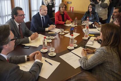 Primera reunión de la Mesa del Parlamento andaluz, este jueves.
 